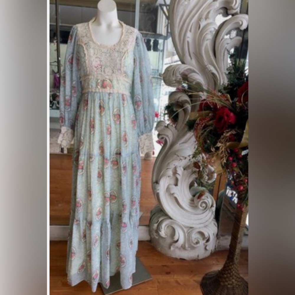 Vintage Floral Long Dress with Lace Details